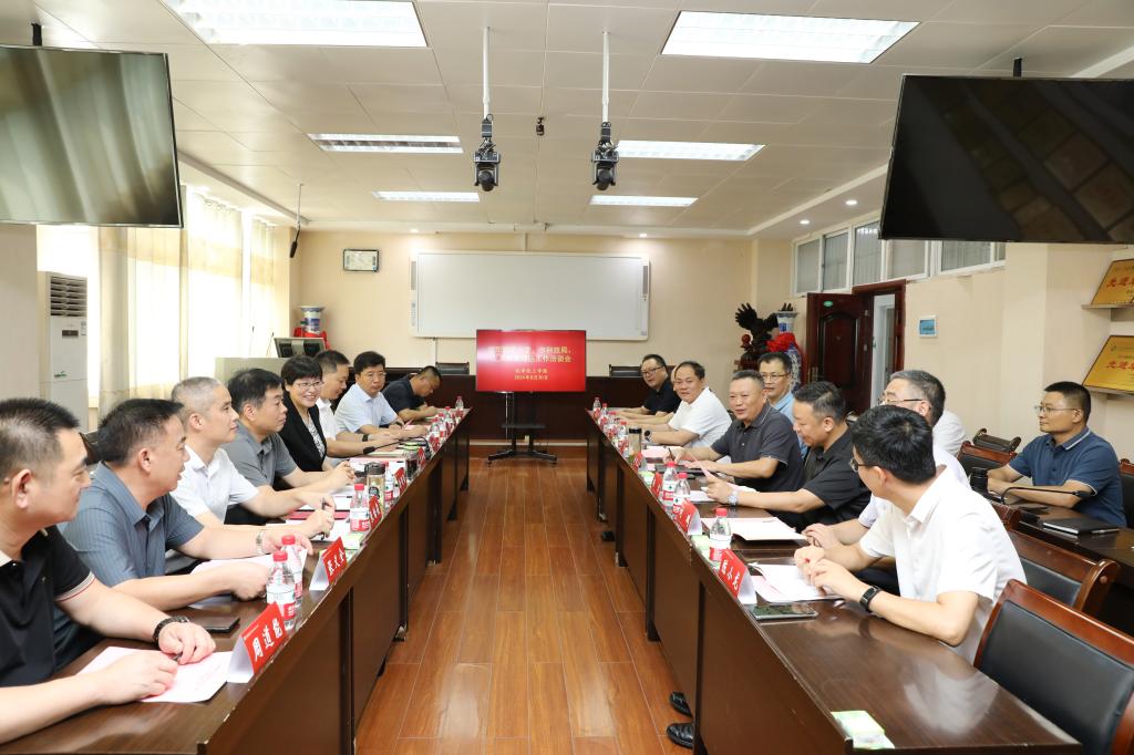 信陽市上天梯非金屬礦管理區領導一行來我?？疾旖涣? class=
